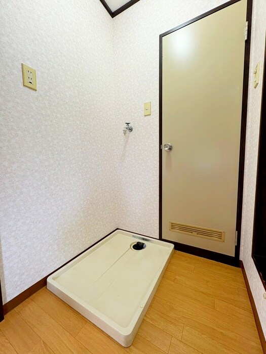 物件内観写真18　(洗濯機置場)