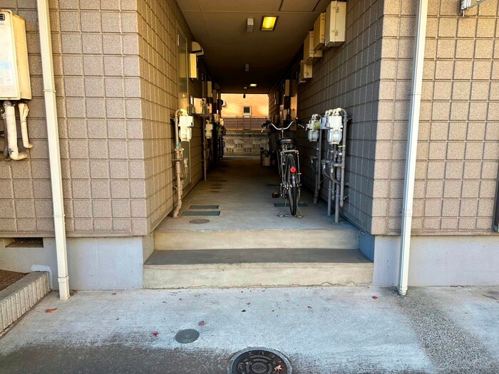 物件外観写真2　(エントランス部分)