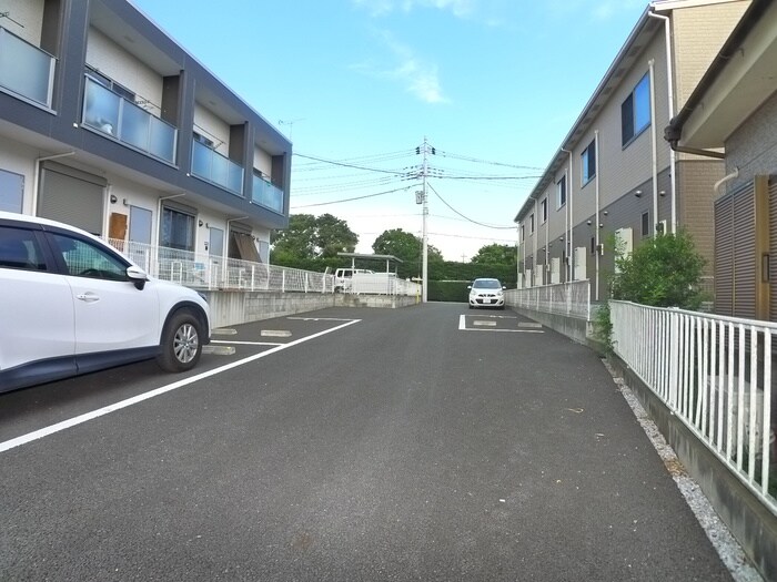 物件外観写真3　(駐車場)