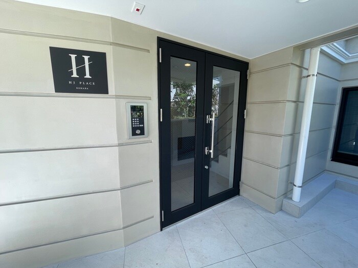 物件外観写真2　(エントランス部分)