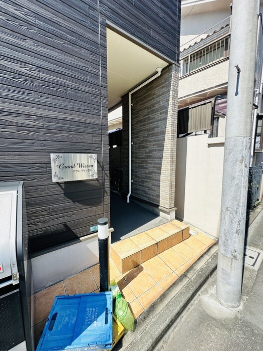 物件外観写真3　(エントランス部分)