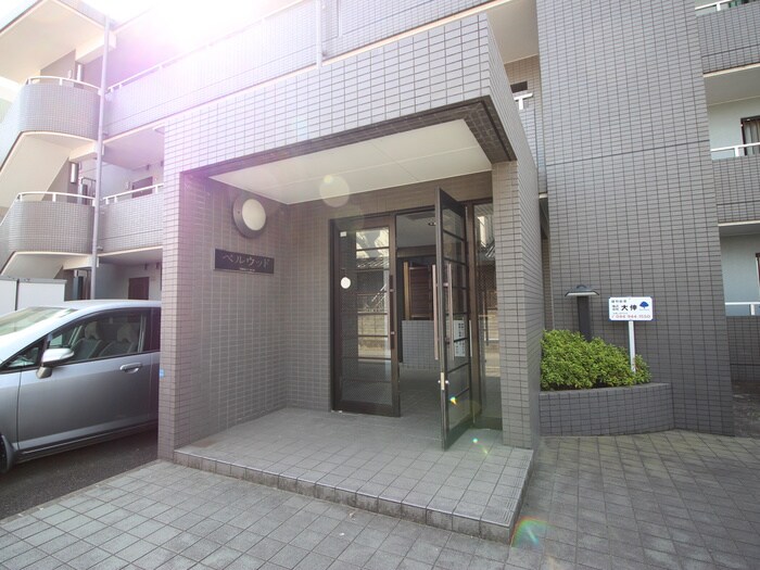 物件外観写真3　(エントランス部分)