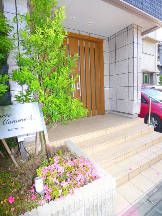 物件外観写真3　(エントランス部分)