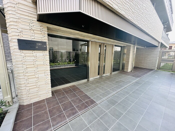 物件外観写真2　(エントランス部分)