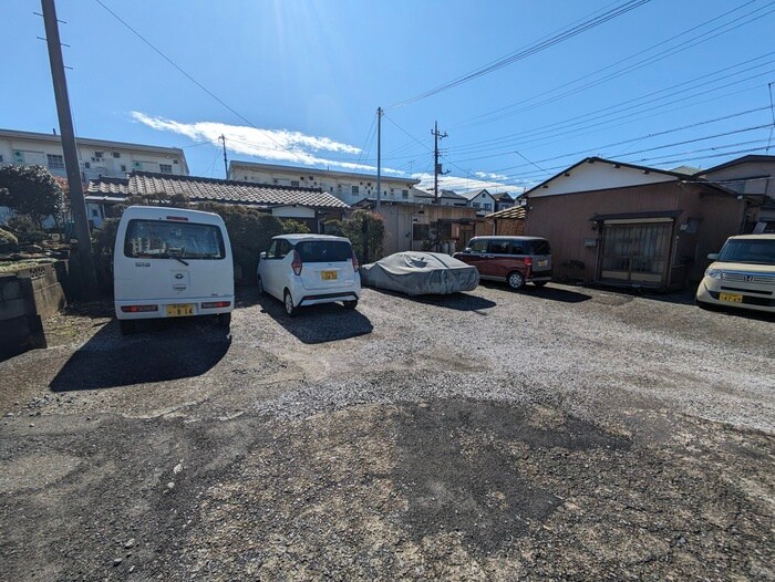物件外観写真3　(駐車場)