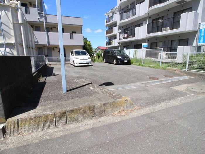 物件外観写真4　(駐車場)