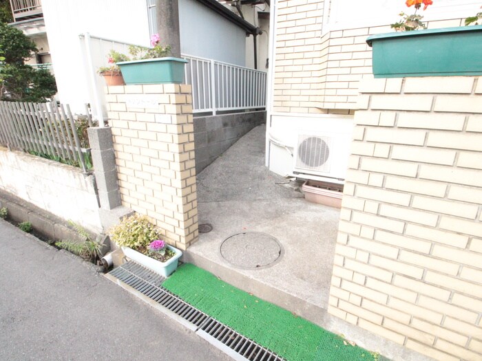 物件外観写真2　(エントランス部分)