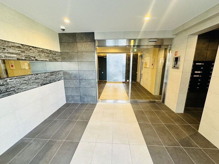 物件外観写真3　(エントランス部分)