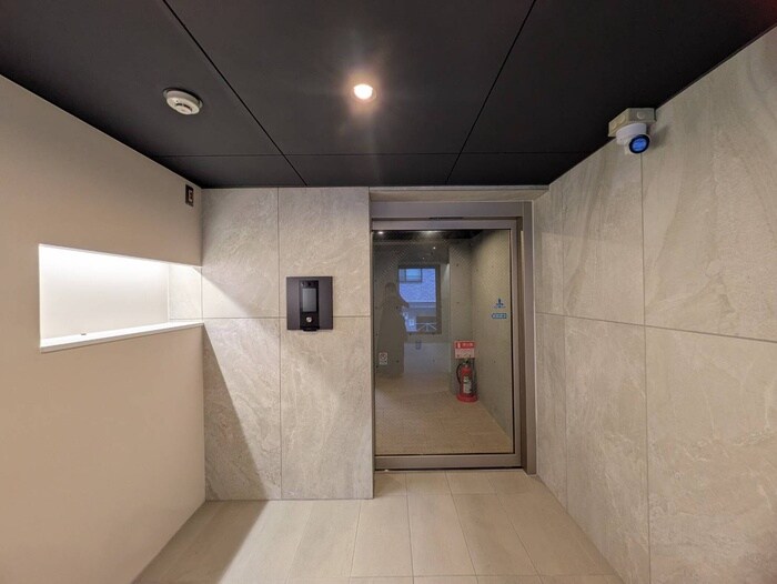 物件外観写真5　(エントランス部分)