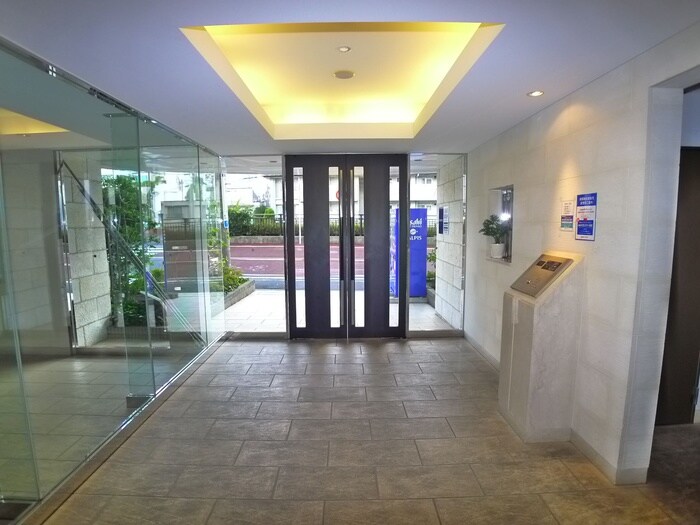 物件外観写真3　(エントランス部分)