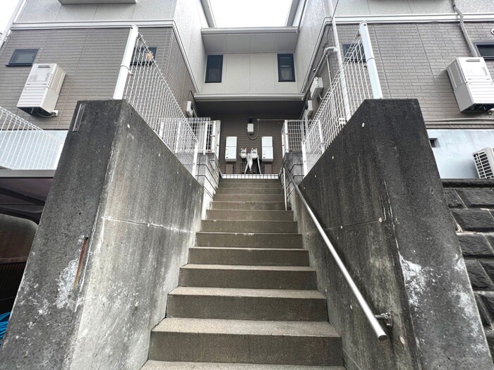 物件外観写真6　(エントランス部分)