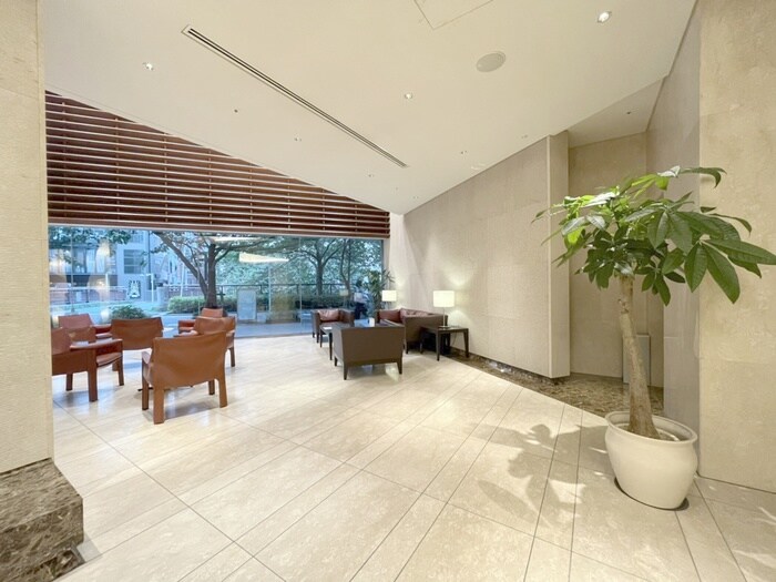 物件外観写真5　(エントランス部分)