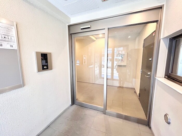 物件外観写真2　(エントランス部分)