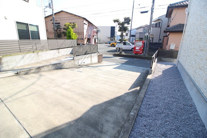 物件外観写真5　(エントランス部分)