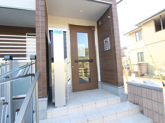 物件外観写真4　(エントランス部分)