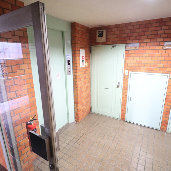 物件外観写真6　(エントランス部分)