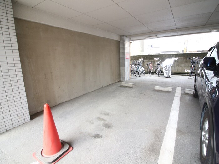 物件外観写真5　(駐車場)