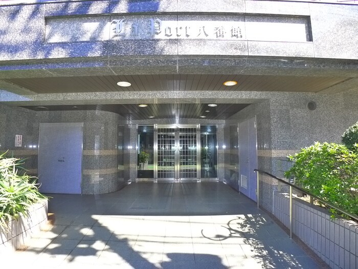 物件外観写真3　(エントランス部分)