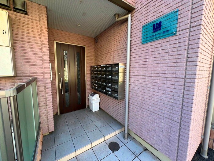 物件外観写真3　(エントランス部分)