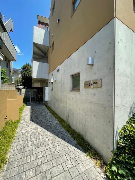 物件外観写真2　(エントランス部分)