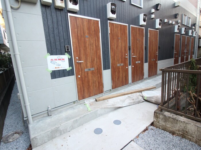 物件外観写真2　(エントランス部分)