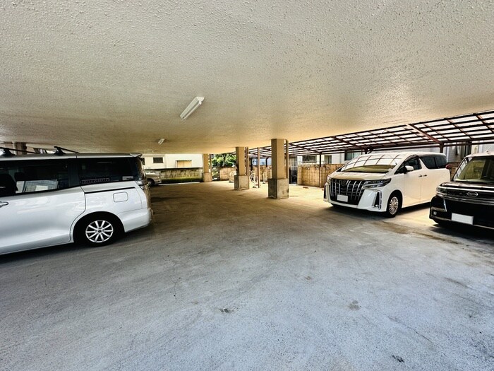 物件外観写真3　(駐車場)