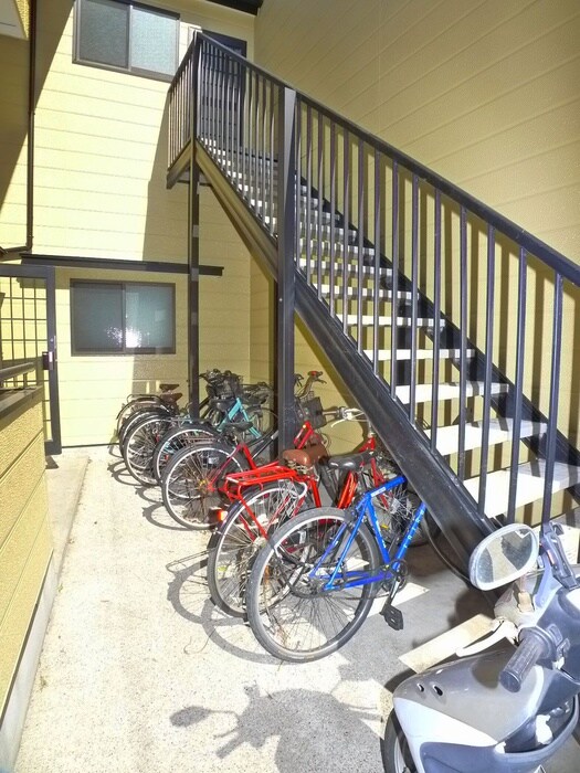 物件外観写真4　(駐輪場)