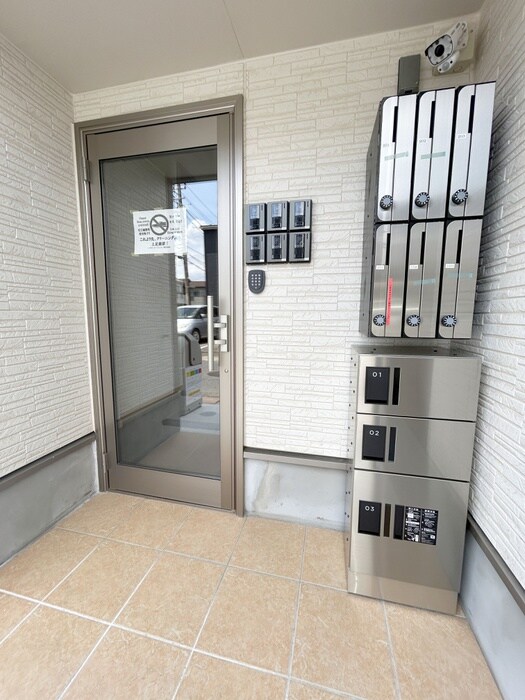 物件外観写真4　(エントランス部分)