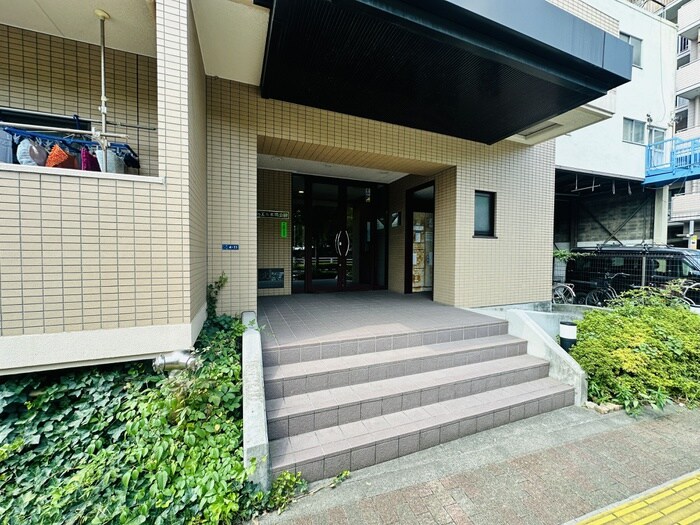 物件外観写真2　(エントランス部分)