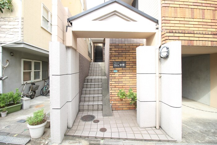 物件外観写真4　(エントランス部分)