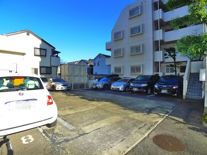 物件外観写真4　(駐車場)