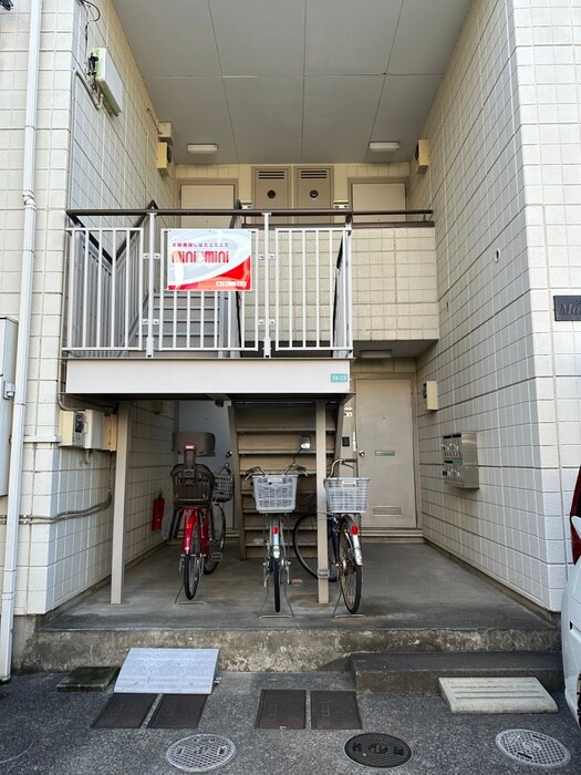 物件外観写真3　(エントランス部分)