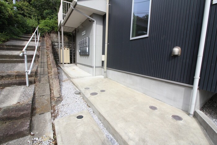 物件外観写真3　(エントランス部分)