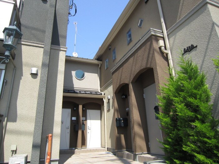 物件外観写真2　(エントランス部分)