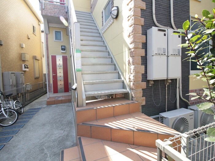 物件外観写真6　(エントランス部分)