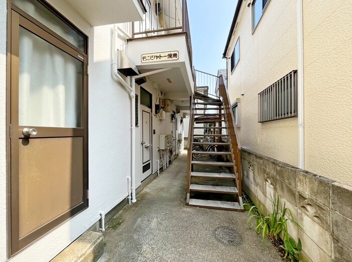 物件外観写真3　(エントランス部分)