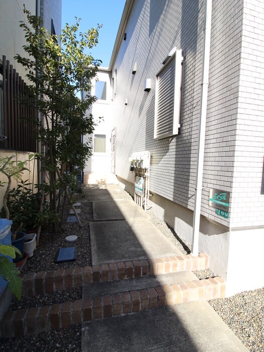 物件外観写真5　(エントランス部分)