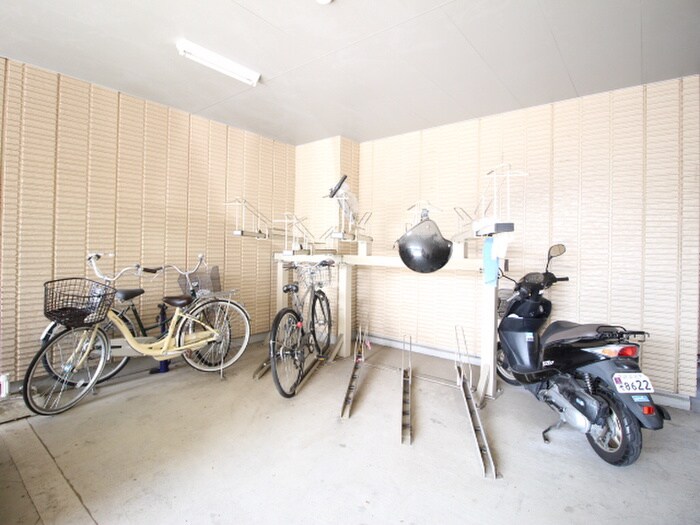 物件外観写真4　(駐輪場)