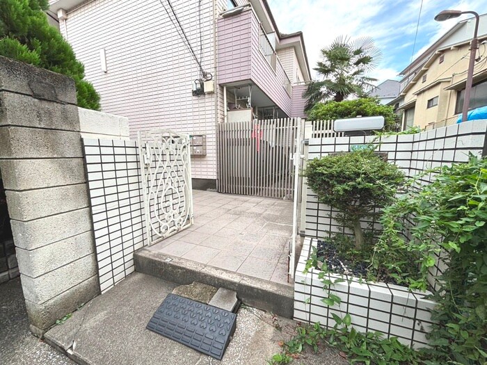 物件外観写真3　(エントランス部分)