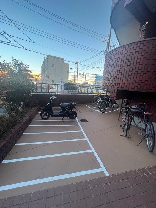 物件外観写真3　(駐輪場)