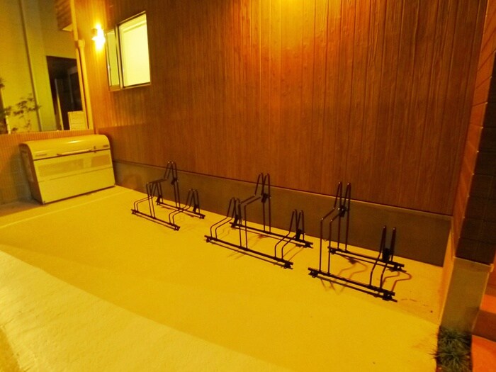 物件外観写真3　(駐輪場)