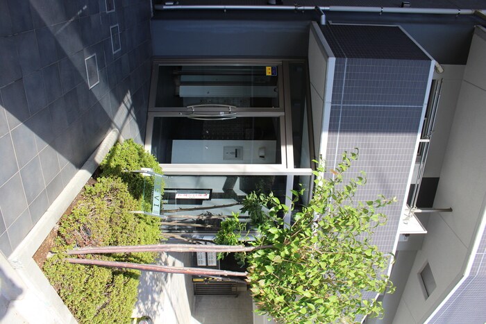 物件外観写真2　(エントランス部分)