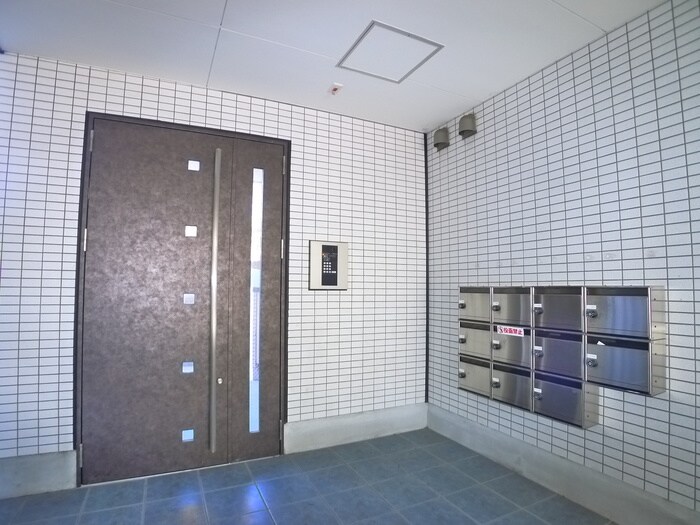 物件外観写真4　(エントランス部分)