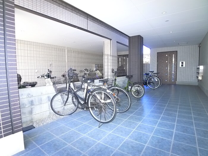 物件外観写真5　(駐輪場)