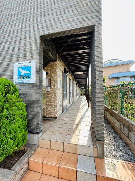 物件外観写真3　(エントランス部分)