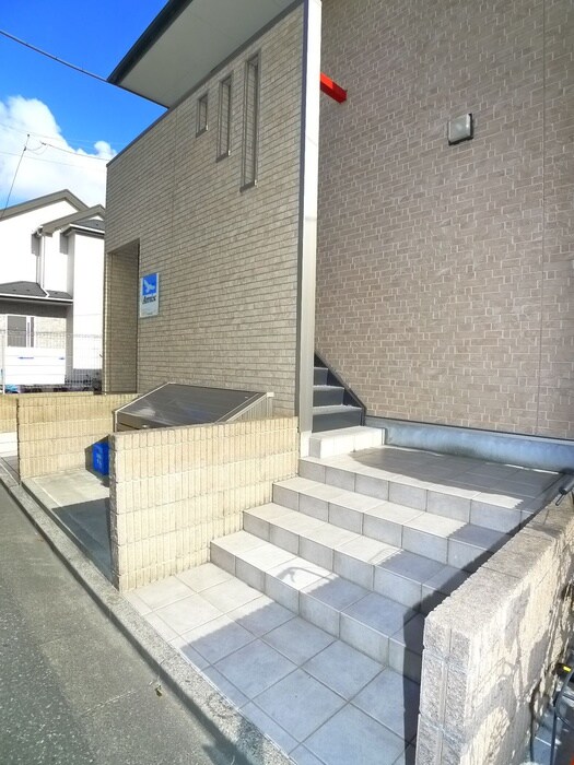 物件外観写真2　(エントランス部分)