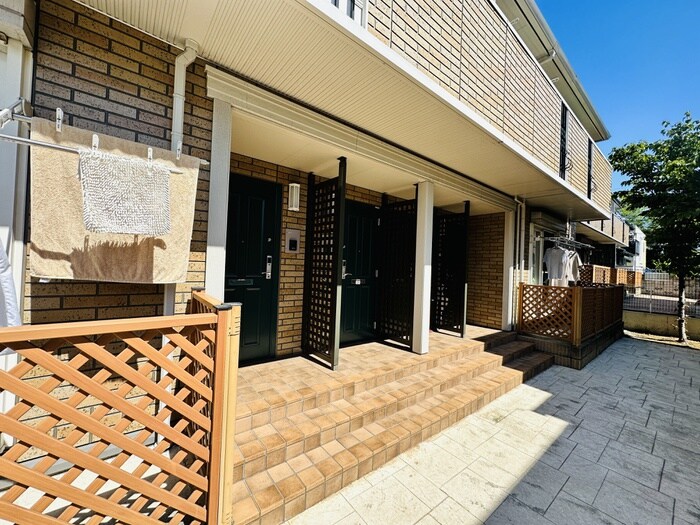 物件外観写真2　(エントランス部分)