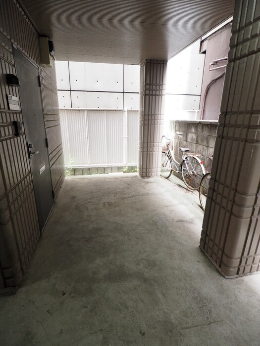 物件外観写真5　(エントランス部分)