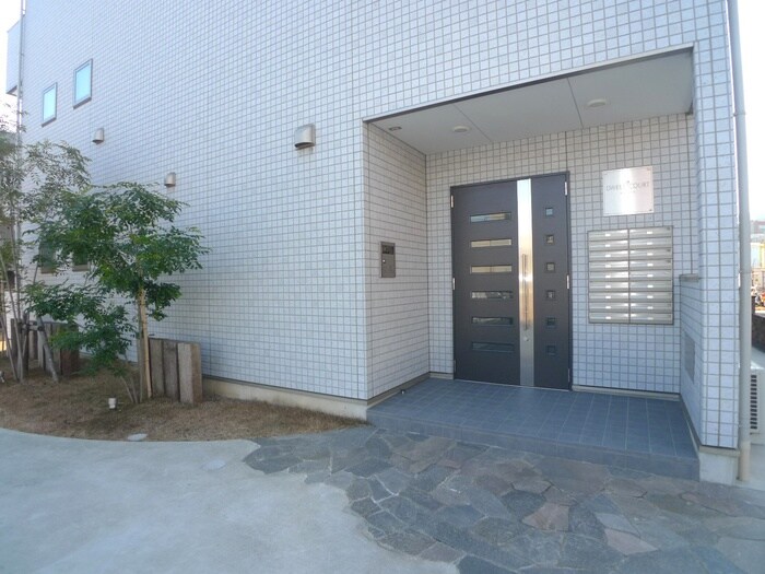物件外観写真2　(エントランス部分)