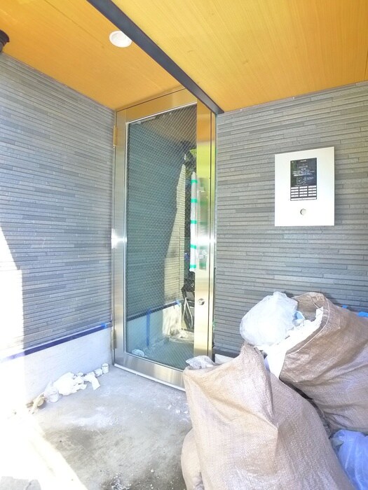 物件外観写真5　(エントランス部分)